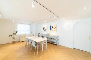 갤러리 감성의 미니멀 신사동 오피스 회의실